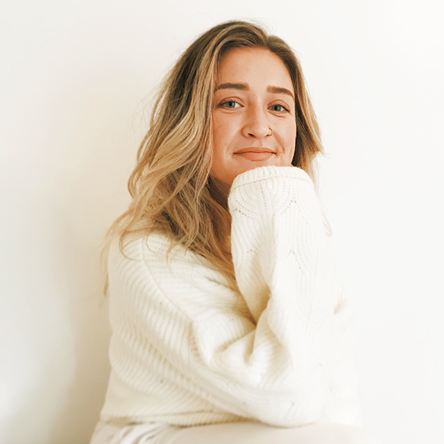 Portrait of Katrina with a cozy white sweater